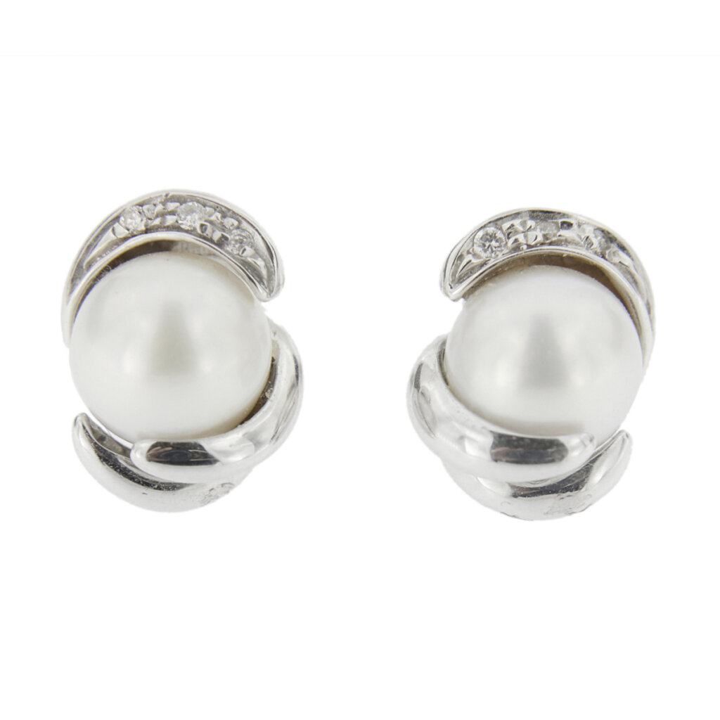 Stud earrings with pearls and diamonds