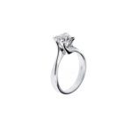 Anello solitario in oro bianco con 4 griffe e diamante centrale foto prospettiva verticale laterale
