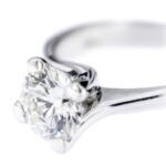 zoom dettaglio diamante su anello solitario in oro bianco