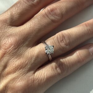 Foto gioiello indossata: anello solitario con diamante in oro bianco