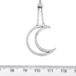 zoom dettaglio ciondolo luna con diamanti su collana oro bianco e paragone righello per misura grandezza idea ciondolo