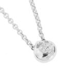 Close up dettaglio Collana in oro bianco con ciondolo a goccia e diamante