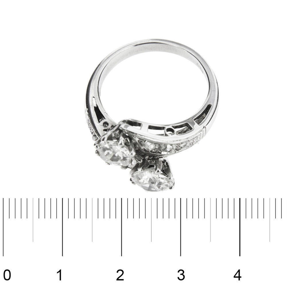 Anello oro bianco con diamanti contrarie foto paragone righello misura