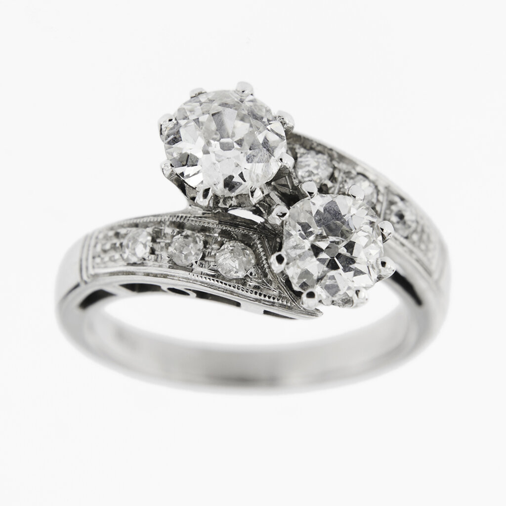 Contrarie ring with diamonds