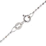 zoom dettaglio chiusura di collana oro bianco punto luce