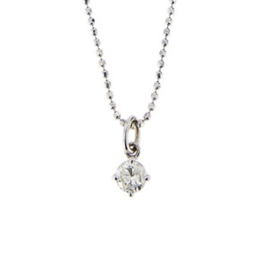 Collana in oro bianco 18 kt, maglia pallini, con ciondolo punto luce a 4 griffe con diamante taglio brillante da 0.59 ct colore JK purezza SI. La collana e' lunga 45.2 cm, il ciondolo misura 0.7x1.4 cm. Made in Italy.