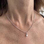 Foto gioiello indossata: collana punto luce con diamante in oro bianco con maglia pallini