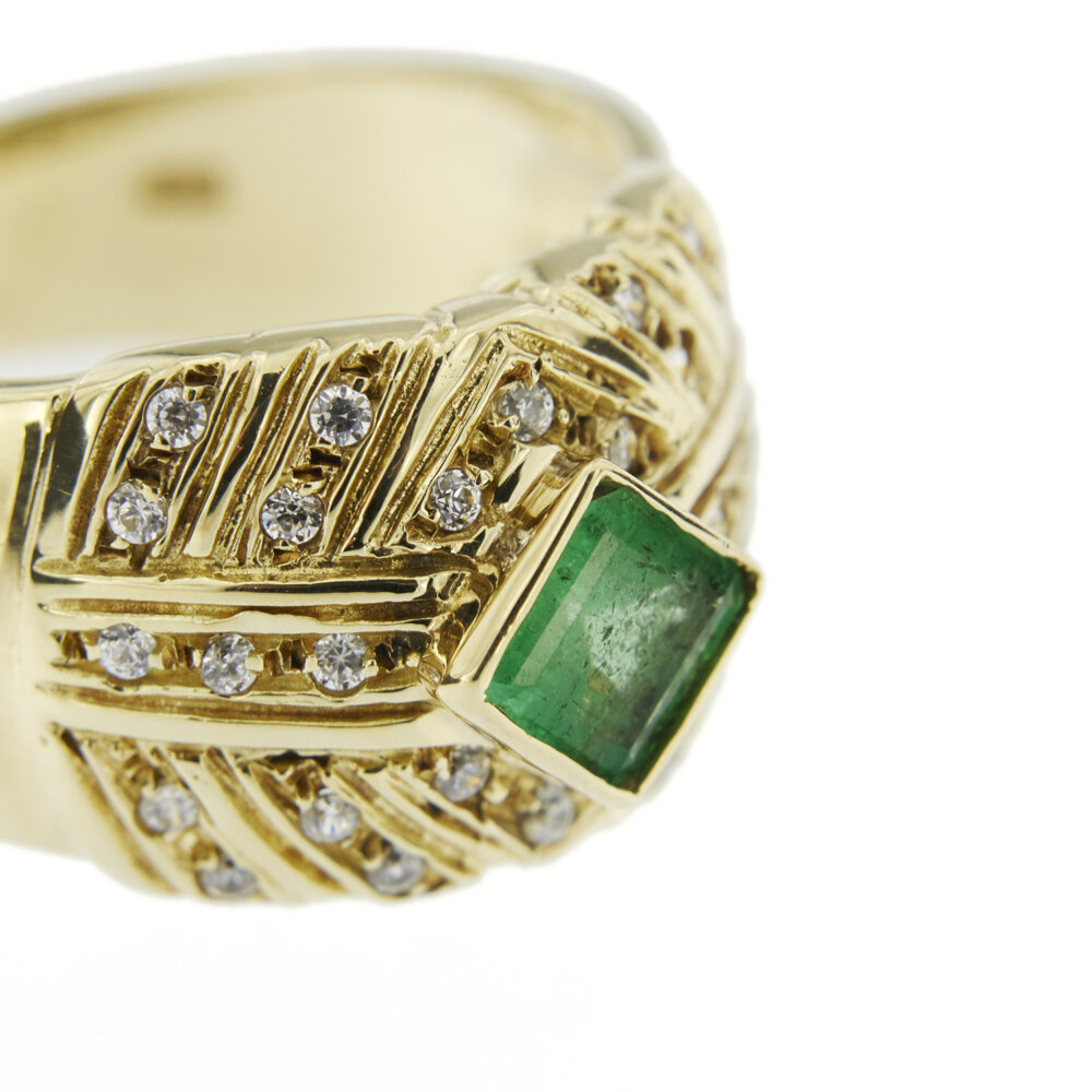 Anello oro giallo con smeraldo e diamanti dettaglio profilo