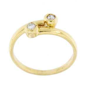 Anello contrarie in oro giallo 18 kt, con due diamanti tglio brilalnte da 0.08 ct cad tot 0.16 ct GH VS. Montatura a cipollina.