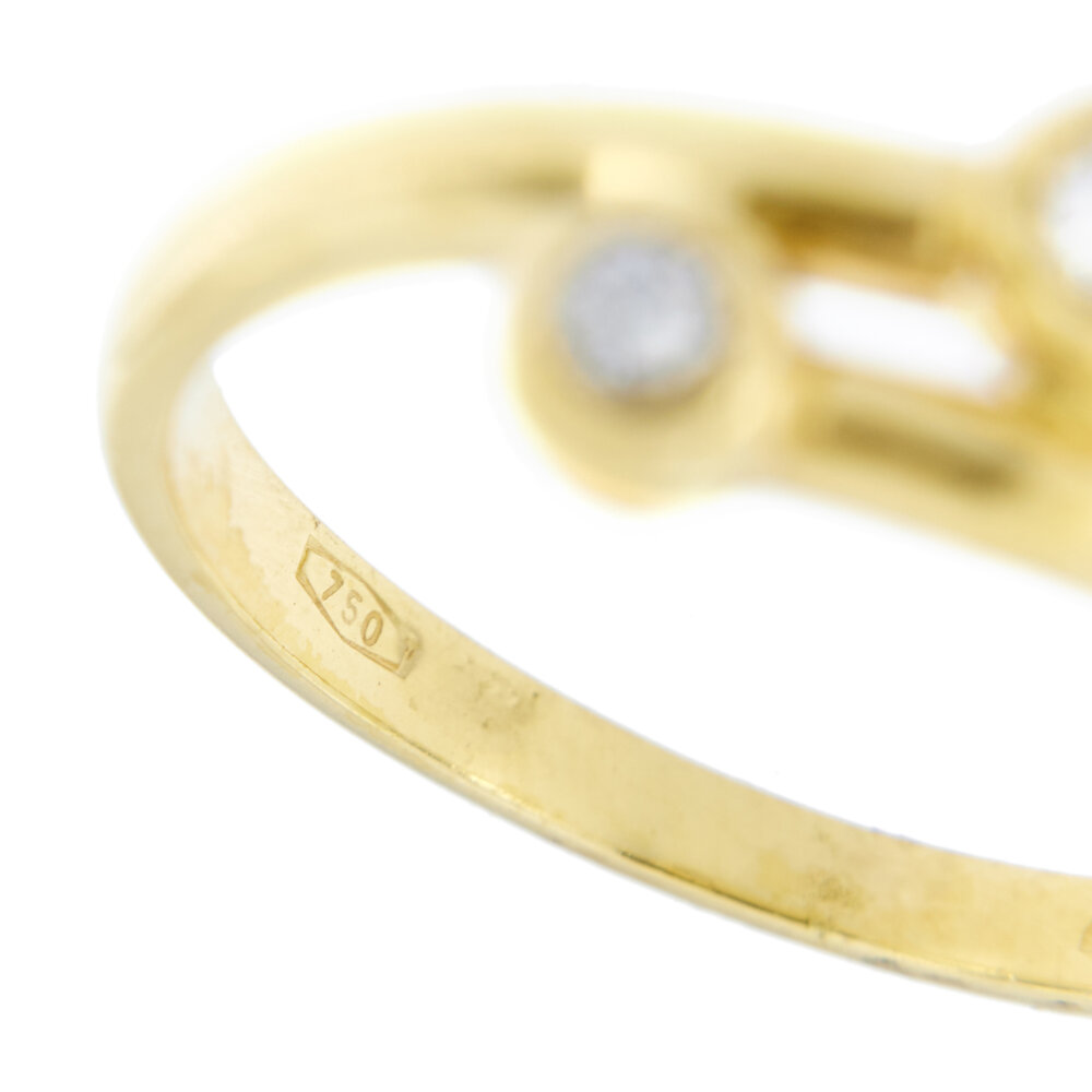 Dettaglio particolare punzone 750 anello doppio contrarie oro giallo con diamanti