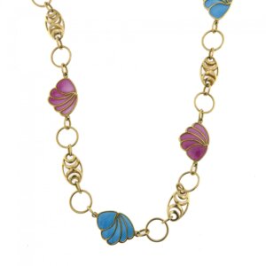 Collana sautoir in oro giallo 18 kt di produzione artigianale milanese anni 70 con inserti a ventaglio decorati con smalto cattedrale azzurro e rosa, marchio Gobbi, made in Italy.