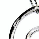 Dettaglio incisione Collana oro bianco con spirale e diamanti
