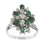 Anello oro bianco con diamanti e smeraldi