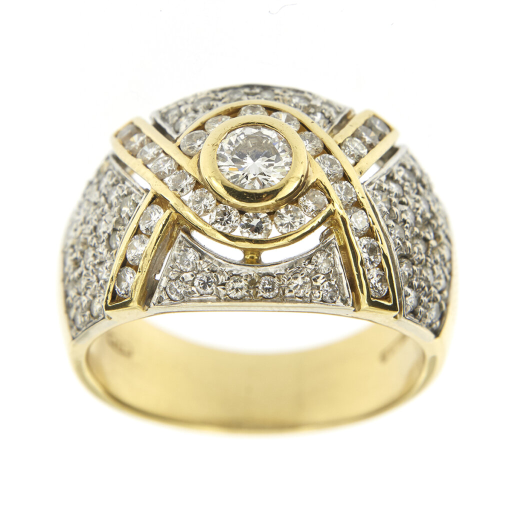 Band ring with diamonds