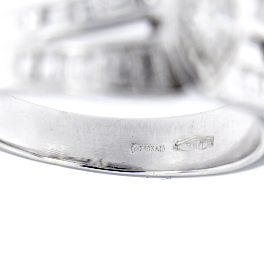 dettaglio incisione interna anello oro bianco punzone 750 oro