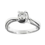 Anello solitario in oro bianco 18 kt con diamante taglio brillante da 0.45 ct colore FG purezza VVS. Marca Dinacci, Made in Italy.