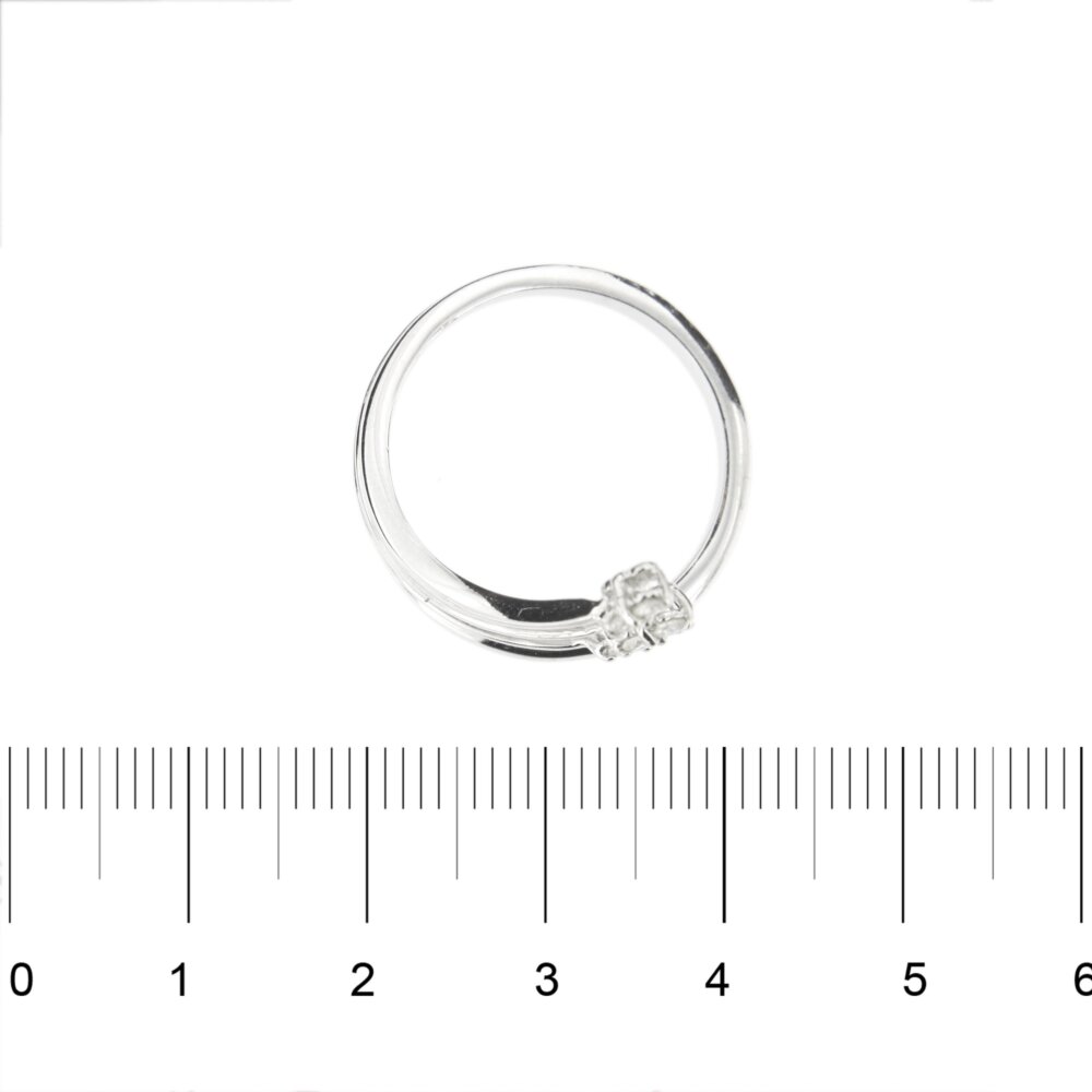 anello con diamanti in oro bianco