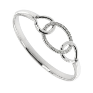 Bracciale rigido in oro bianco 18 kt con davanti impreziosito da due ovali e un cerchio centrale con 26 diamanti taglio huit huit da 0.02 ct cad tot 0.52 ct colore HI purezza VS, chiusura con sicura. Made in Italy.