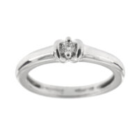 Bellissimo anello solitario 2 griffe fasciate in oro bianco, impreziosito da un diamante taglio brillante da 0.07 ct colore GH, purezza VS .