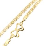 zoom dettaglio di fiocco su collana oro giallo