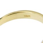 zoom dettaglio incisione interna di anello solitario oro giallo con diamante