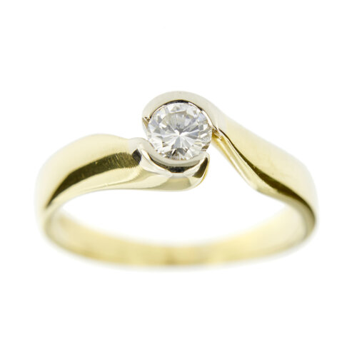 Anello in oro giallo 18 kt solitario contrarie con diamante taglio brillante da 0.29 ct colore FG purezza VVS.