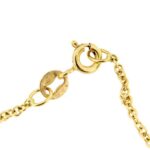 zoom dettaglio gancio di chiusura su collana oro con ciondolo ovale in due ori