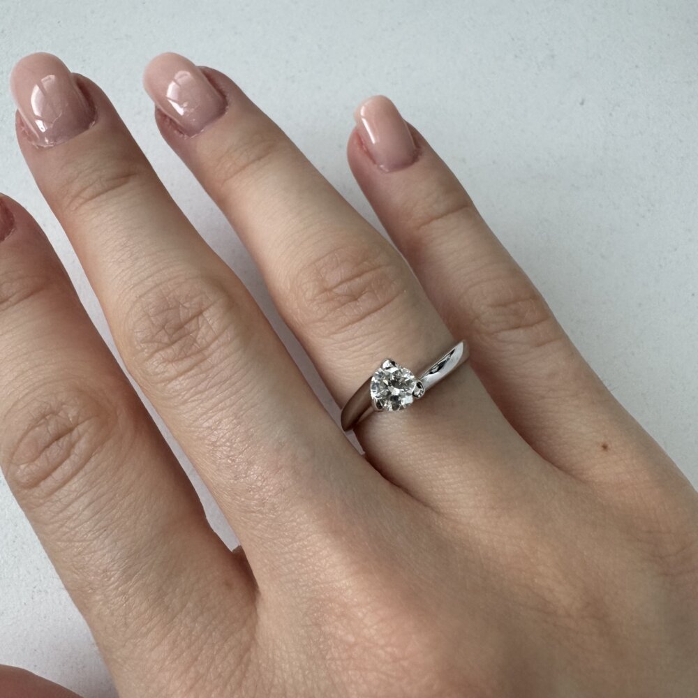 Foto gioiello indossata: anello solitario in oro bianco con 3 griffe e diamante