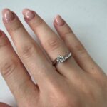 Foto gioiello indossata: anello solitario oro bianco con diamante