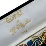 dettaglio scatola originale brand Gobbi di collana lunga in oro giallo smaltata