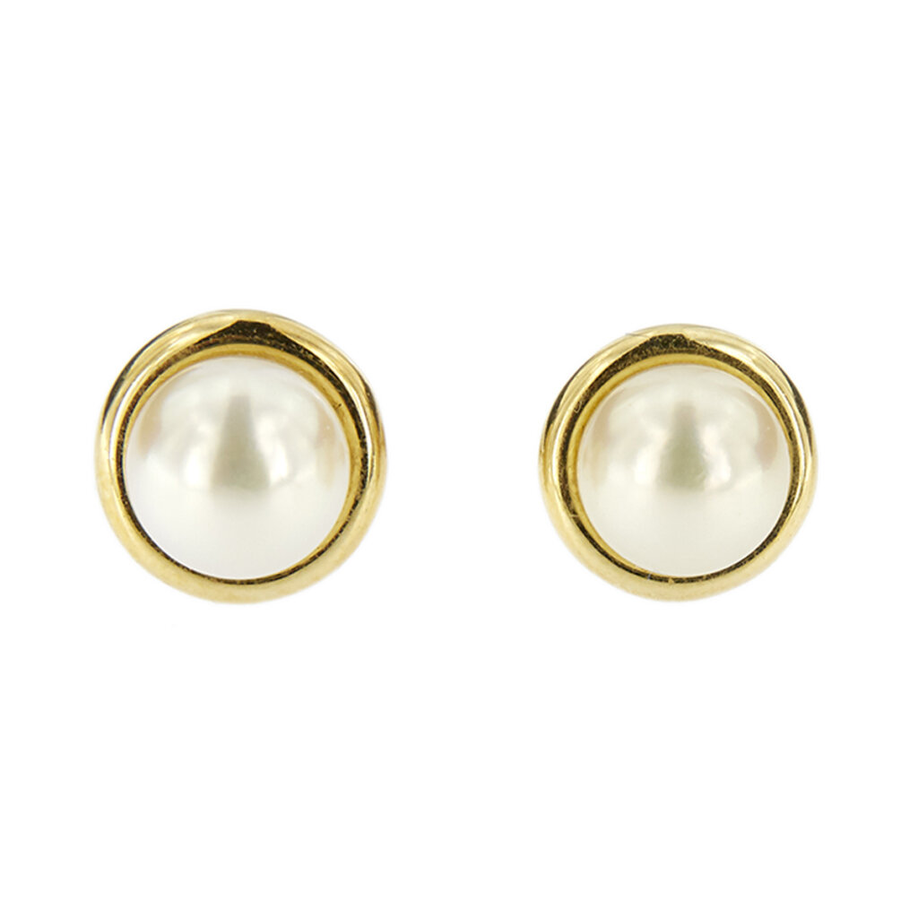 Stud earrings with pearls