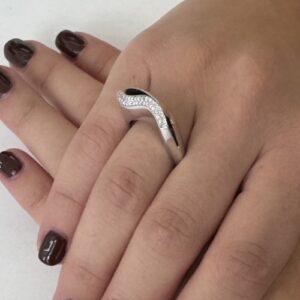 Foto gioiello indossata: anello in oro bianco con diamanti disposti a forma simil onda