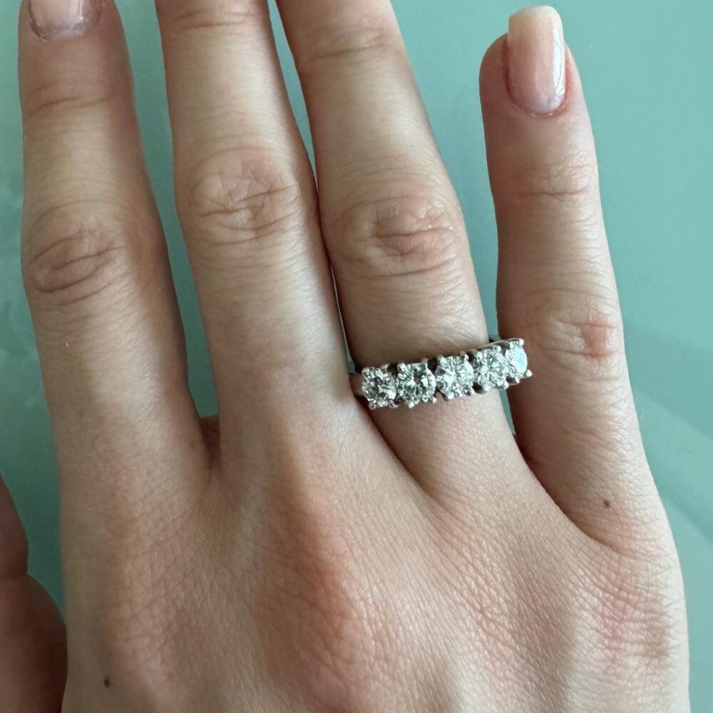 Foto gioiello indossata: anello riviere in oro bianco con diamanti 1,5 ct