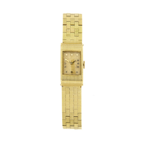 Orologio in oro giallo 18 kt con cassa rettangolare, quadrante con indici a pallini; il bracciale si separa facilmente dalla cassa per una veloce vestizione al polso. Meccanismo movimento meccanico a carica manuale. Marca Boucheron, modello Reflet anni 50-60.