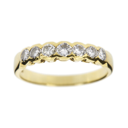 Anello riviere in oro giallo 18 kt con 7 diamanti con taglio brillante1 da 0.10 ct. 2 da 0.09 ct. 2 da 0.08 ct. e 2 da 0.07 ct. tot. 0.58 ct. colore GH, purezza VS. Made in Italy