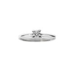 frontale di anello oro bianco con diamante solitario