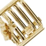 zoom dettaglio di orecchini a lobo quadrati in oro giallo con motivi geometrici