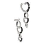 lato di orecchini pendenti a forma di cerchi in oro bianco con diamanti bianchi e neri