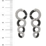 orecchini pendenti oro bianco con diamanti trasparenti e neri foto paragone righello per misura grandezza gioiello in cm