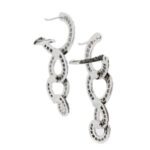 retro e apertura di orecchini oro bianco con diamanti trasparenti e neri pendenti