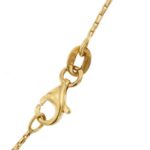 zoom dettaglio incisione e gancio di chiusura a moschettone su collana oro giallo con ciondolo a croce con granati