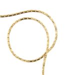 dettaglio maglia oro giallo di collana con ciondolo croce con granati
