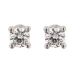 Orecchini punto luce in oro bianco 18 kt con diamante taglio brillante da 0.11 ct cad totale 0.22 ct Colore F-G Purezza VS. Chiusura a perno e farfallina.