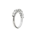 prospettiva lato anello oro bianco con diamanti riviere