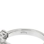 zoom dettaglio punzone 750 oro su anello riviere in oro bianco con diamanti
