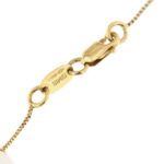 dettaglio chiusura e incisione brand Nimei di collana in oro con perle