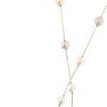 dettaglio perle di collana in oro giallo