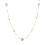 Collana con perle d’acqua dolce in oro giallo 18 kt 750/1000 maglia veneta con 10 perle d'acqua dolce di varie gradazioni: bianco, avorio, rosa e viola, dimensione perle 8.5-9 mm. Marca NIMEI, made in Italy.