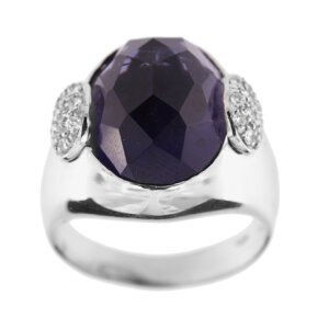 Anello in oro bianco 18 kt con iolite naturale ovale sfaccettata da circa 5 ct (dimensione 1.6 x 1.4 cm) e 26 diamanti taglio brillante da 0.01 ct cad. totale 0.26 ct colore GH purezza VS.