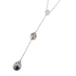 zoom dettaglio perle e diamanti su pendente di collana oro bianco
